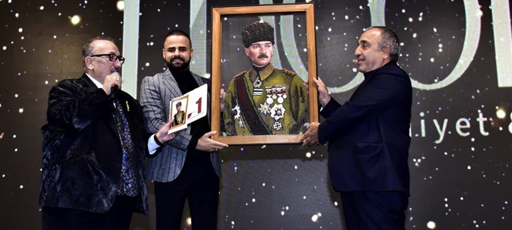 Ödül Gecesinde Atatürk Portresinin Satılmasına Ünlü İş Adamından Engel