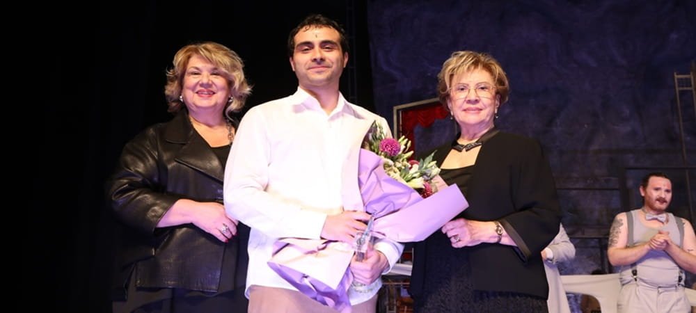 “VASFİ RIZA ZOBU YETENEKLİ GENÇ TİYATRO SANATÇISI” ÖDÜLÜ EMRECAN KARAKURUM’UN 