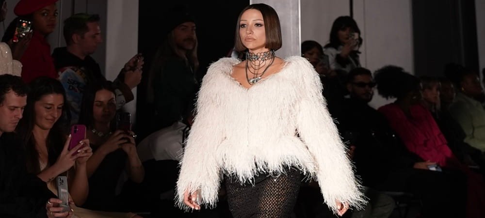 ZEYNEP BASTIK, PARİS MODA HAFTASI’NDA PODYUMA ÇIKTI
