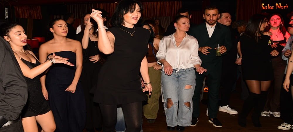 Doğum günü pastasından dolar fışkırdı!