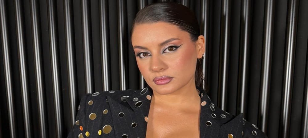 ATİYE ışıl ışıl aynalı tarzıyla ödül töreninde tüm dikkatleri üstüne çekti.